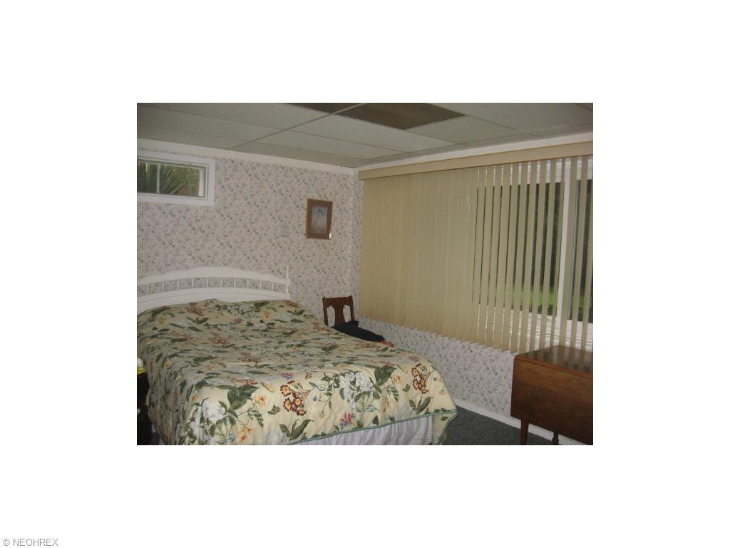 2040 Lakeview Dr, Akron, OH 44333 photo 14