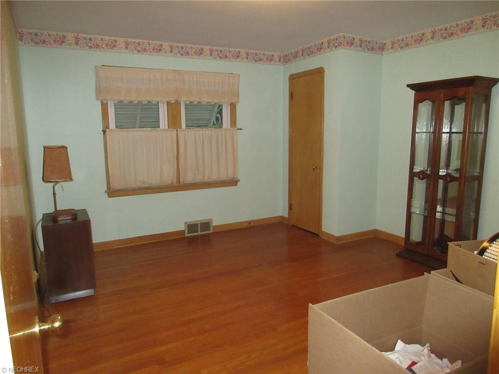 6911 Ackley Rd, Parma, OH 44129 photo 11