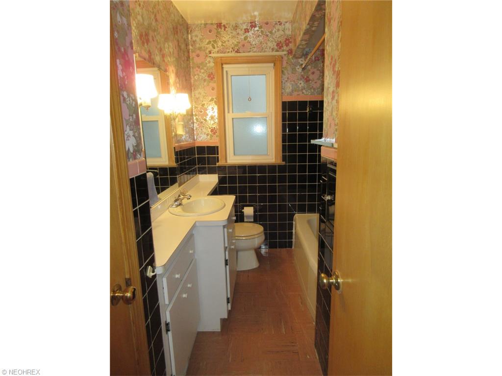 6911 Ackley Rd, Parma, OH 44129 photo 9