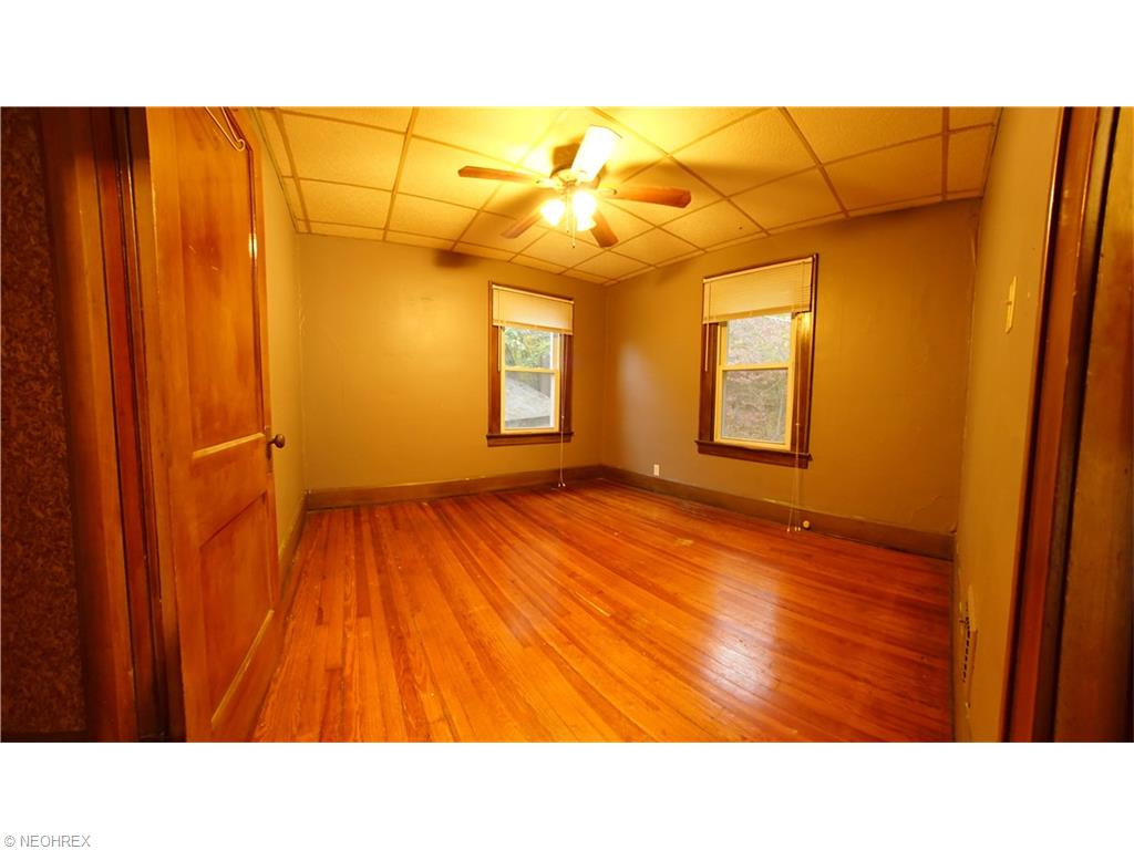 76 3rd St, Campbell, OH 44405 photo 7