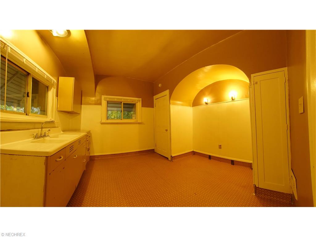 76 3rd St, Campbell, OH 44405 photo 6