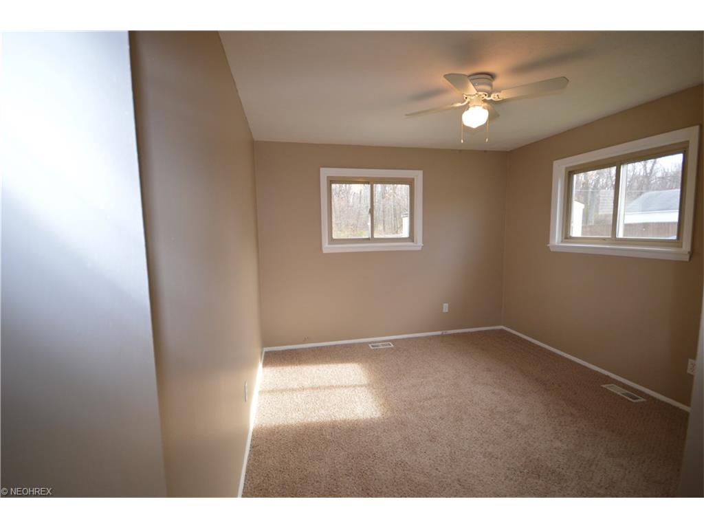 4745 Willowbrook Dr, Mentor, OH 44060 photo 4