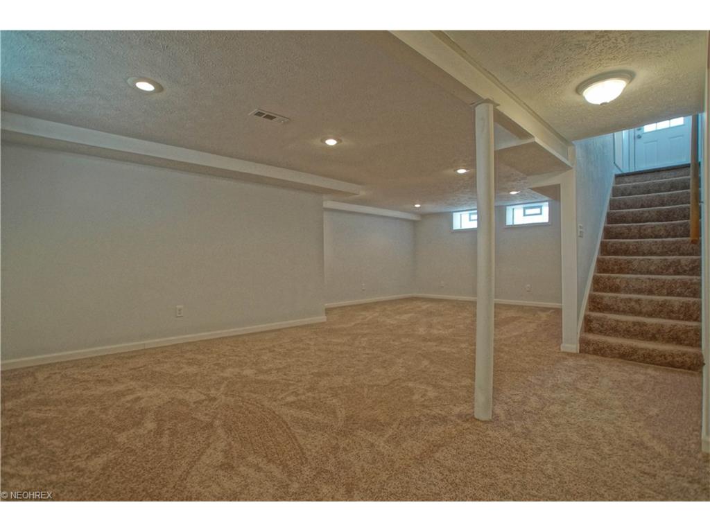 245 E 330th St, Willowick, OH 44095 photo 13