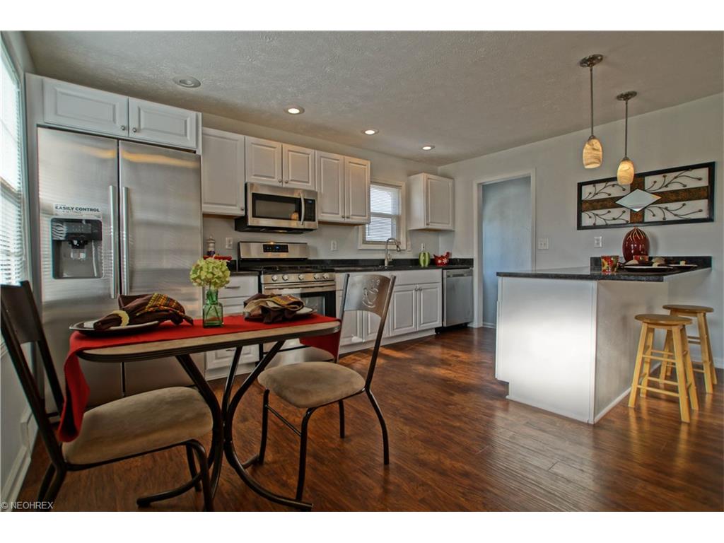 245 E 330th St, Willowick, OH 44095 photo 2