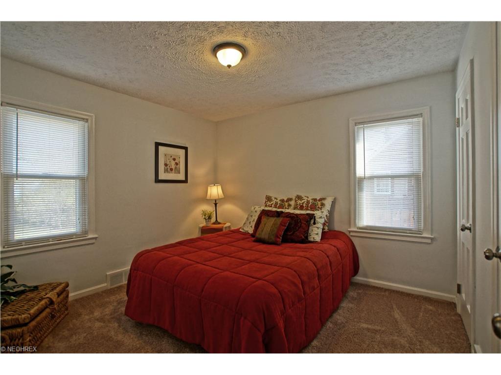 245 E 330th St, Willowick, OH 44095 photo 7
