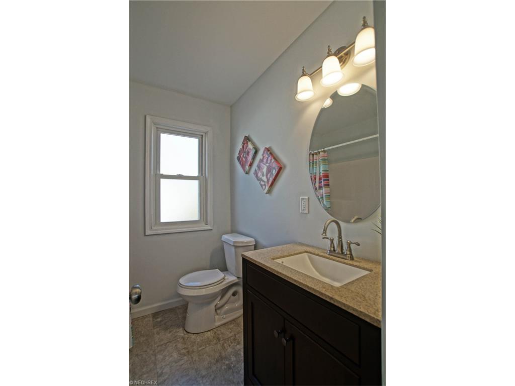 245 E 330th St, Willowick, OH 44095 photo 8