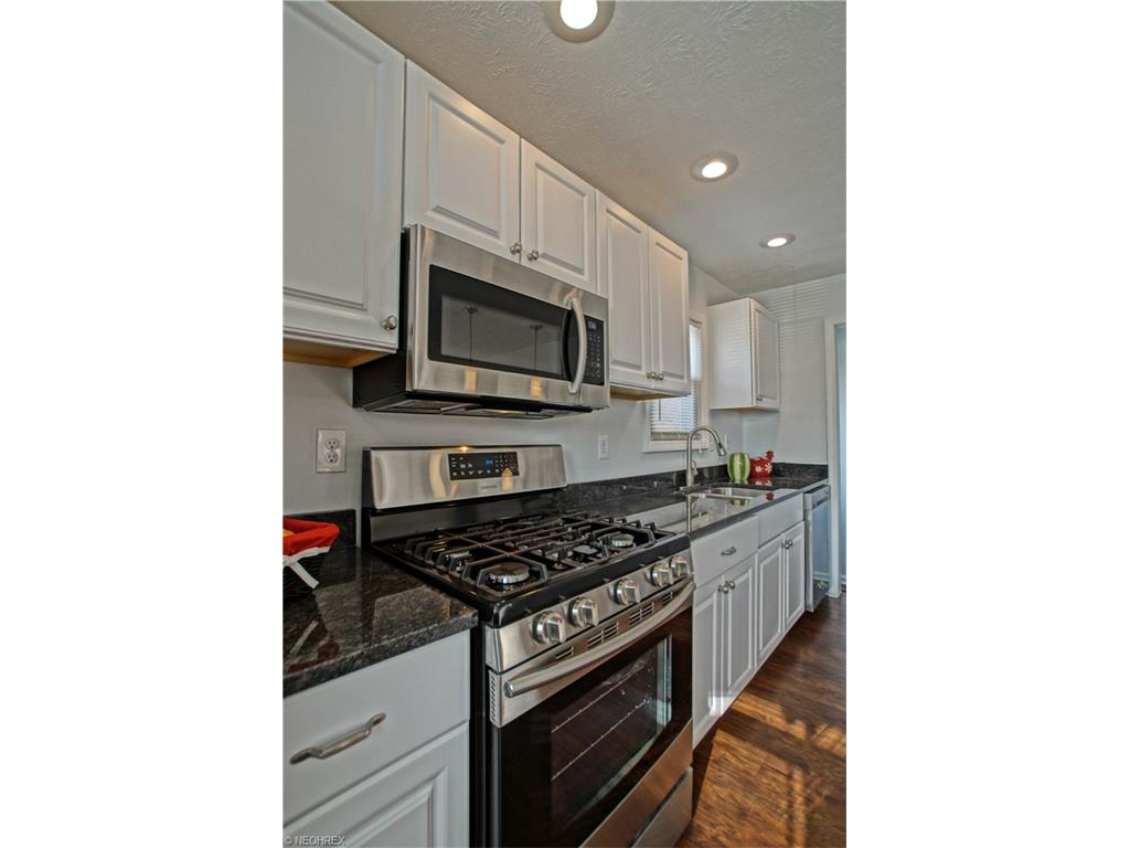 245 E 330th St, Willowick, OH 44095 photo 4