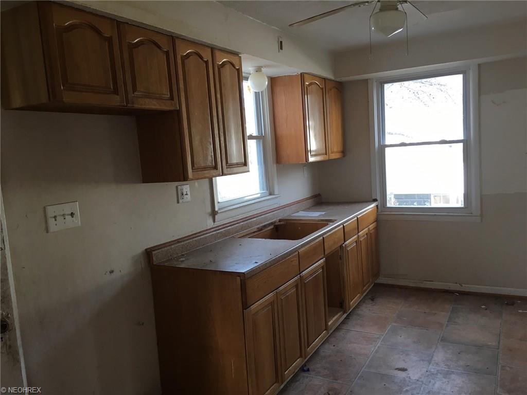 900 E 237th St, Euclid, OH 44123 photo 4