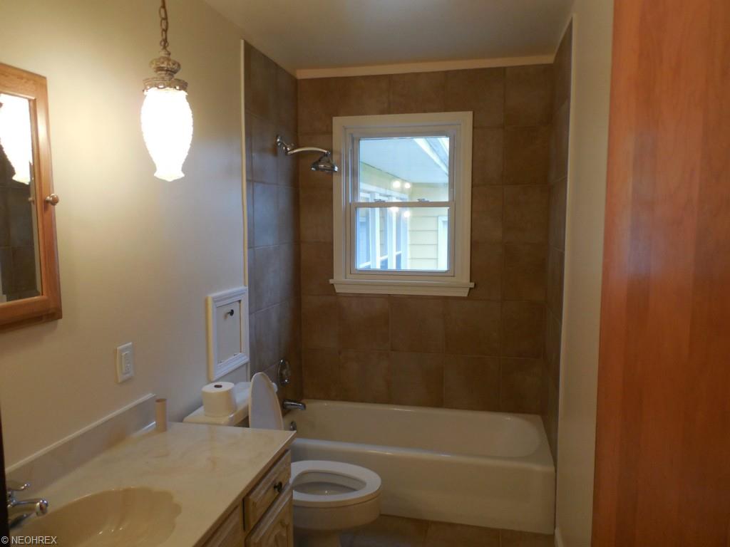 174 Helena Dr, Struthers, OH 44471 photo 4