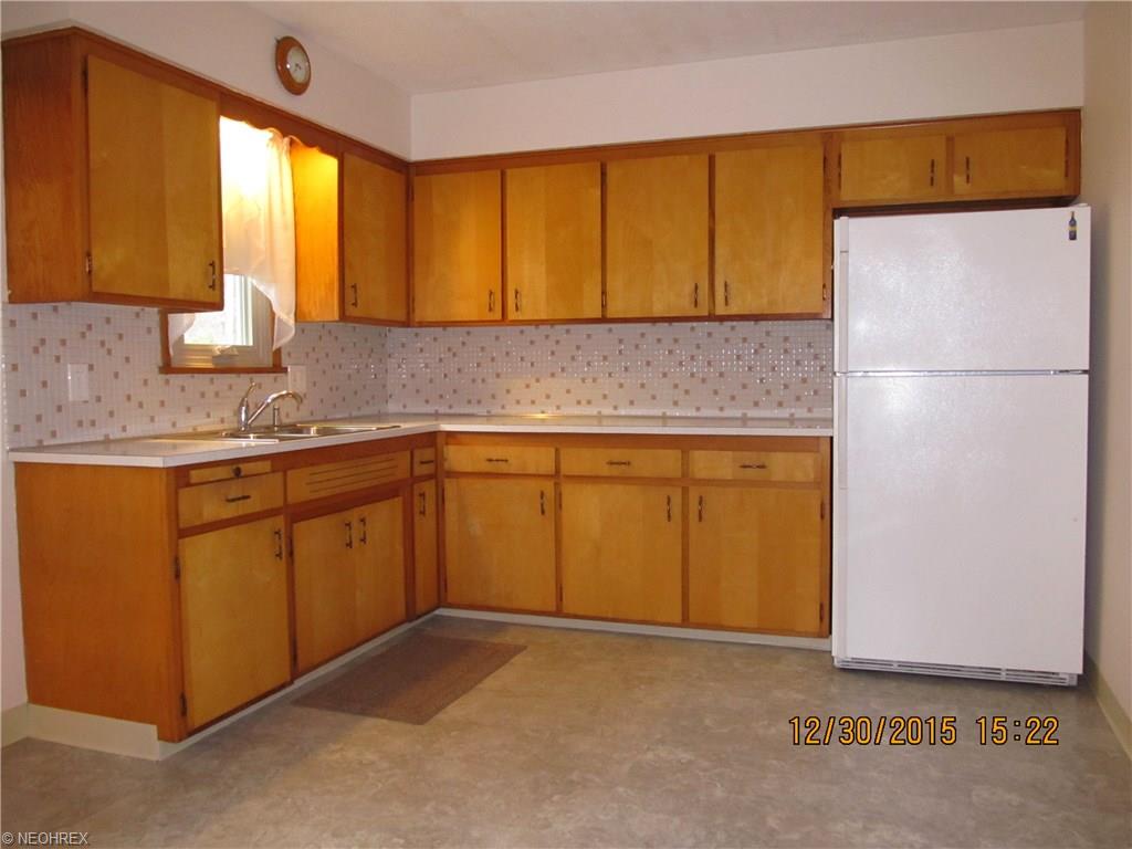 7621 Roeper Rd, Parma, OH 44134 photo 2