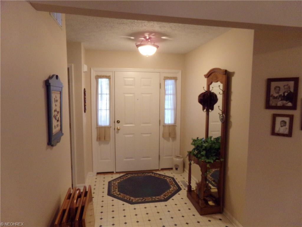 114 Gleneagle Dr, Elyria, OH 44035 photo 2