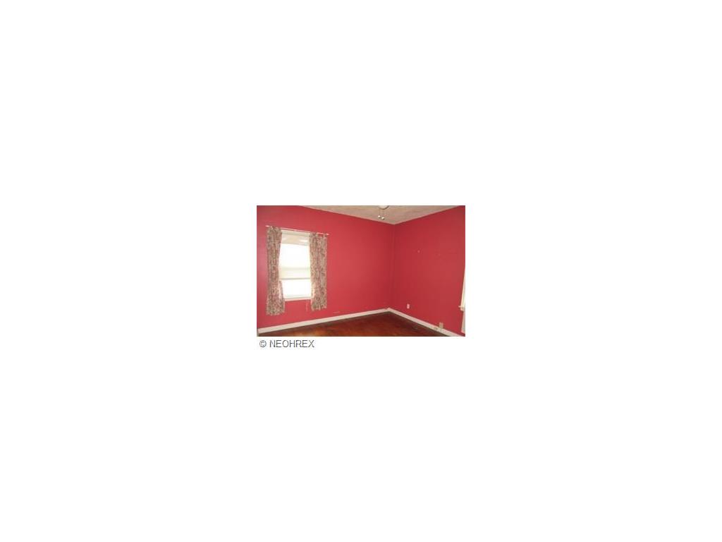6611 Ridgewood Ave, Parma, OH 44129 photo 4