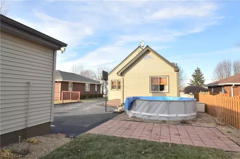 618 Como St, Struthers, OH 44471 photo 2