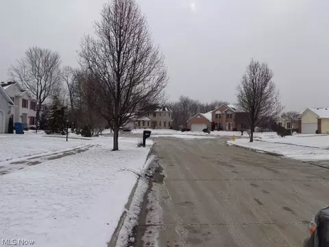 7525 Dover Ln, Parma, OH 44130 photo 2