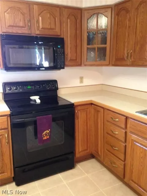 317 Crestview Dr, Elyria, OH 44035 photo 4