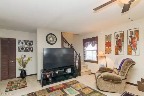 2325 E 42nd St, Lorain, OH 44055 photo 4