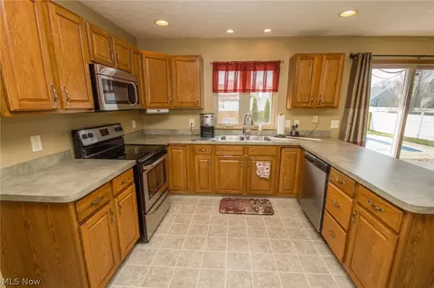 233 Kansas Ave, Elyria, OH 44035 photo 8