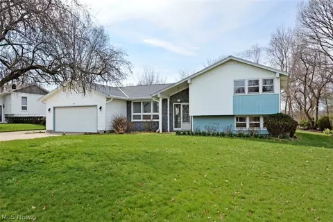 180 Crestview Dr, Elyria, OH 44035 photo 1