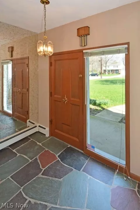 180 Crestview Dr, Elyria, OH 44035 photo 2