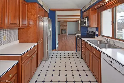 180 Crestview Dr, Elyria, OH 44035 photo 11