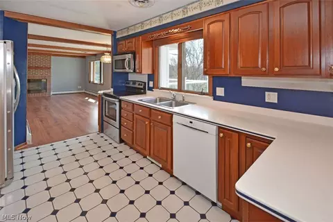180 Crestview Dr, Elyria, OH 44035 photo 10