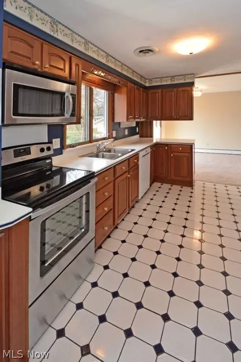 180 Crestview Dr, Elyria, OH 44035 photo 9