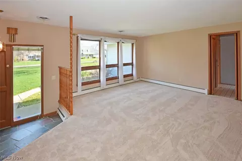 180 Crestview Dr, Elyria, OH 44035 photo 4