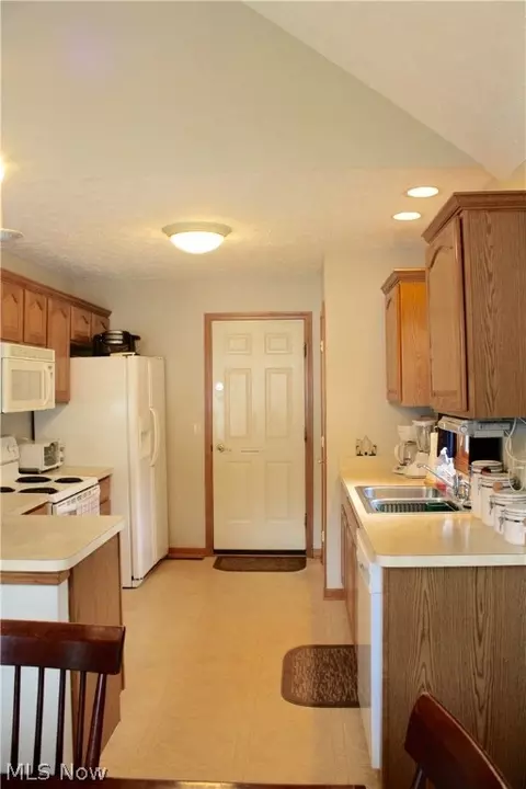 353 Pemberton Dr, Elyria, OH 44035 photo 9