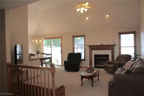 353 Pemberton Dr, Elyria, OH 44035 photo 4