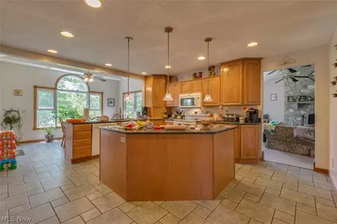 13155 Radcliffe Rd, Chardon, OH 44024 photo 4