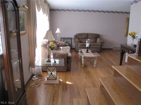 344 E 276th St, Euclid, OH 44132 photo 4