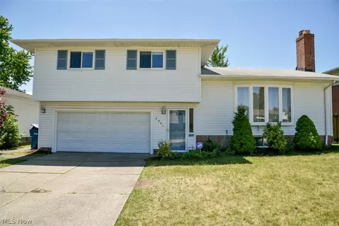 2941 Hetzel Dr, Parma, OH 44134 photo 1