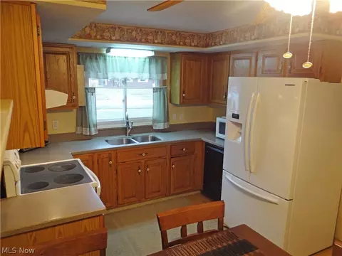 464 High St, Elyria, OH 44035 photo 9