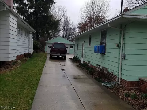 14400 Summit Ave, Maple Heights, OH 44137 photo 2