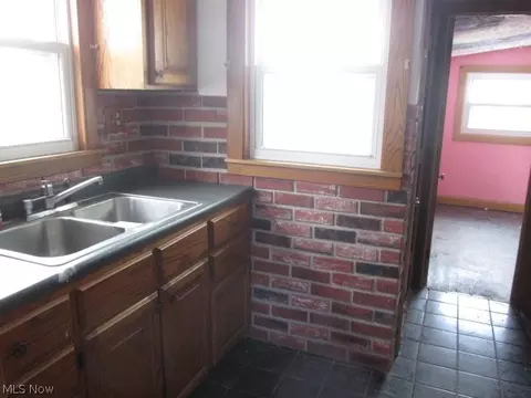 44 Walnut St, Struthers, OH 44471 photo 4