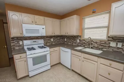 308 Kansas Ave, Elyria, OH 44035 photo 7