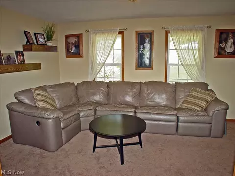 100 Walnut Dr, Weirton, WV 26062 photo 2