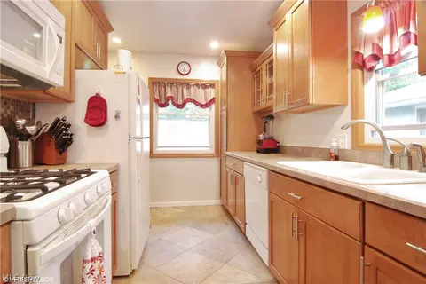 6143 Eavenson Rd, Brook Park, OH 44142 photo 3