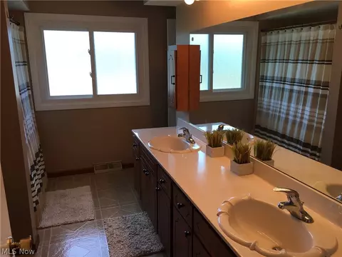 7871 E Linden Ln, Parma, OH 44130 photo 21