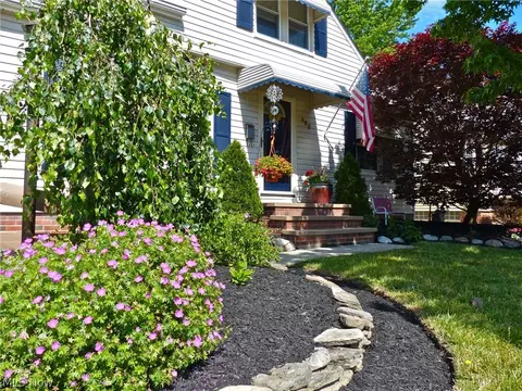 400 Beechwood Dr, Willowick, OH 44095 photo 2