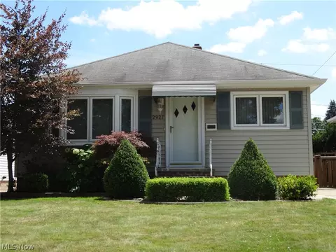 2927 Park Dr, Parma, OH 44134 photo 1