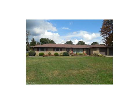 1418 Arrowhead Dr, Coshocton, OH 43812 photo 1
