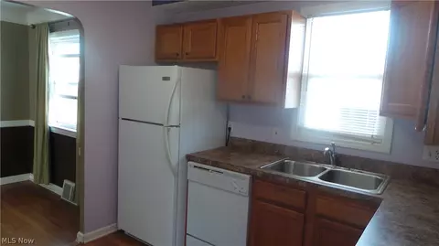 8606 Beech Ave, Brooklyn, OH 44144 photo 2