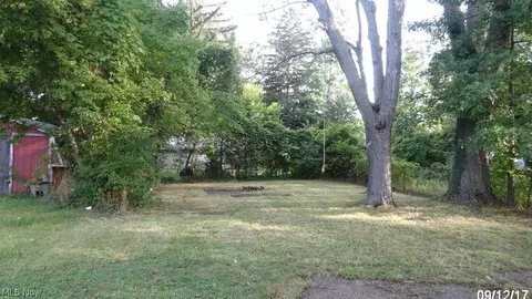 723 W 57th St, Ashtabula, OH 44004 photo 2