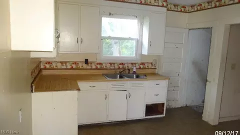 723 W 57th St, Ashtabula, OH 44004 photo 9