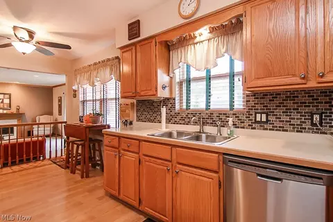 525 Hampton Dr, Elyria, OH 44035 photo 4