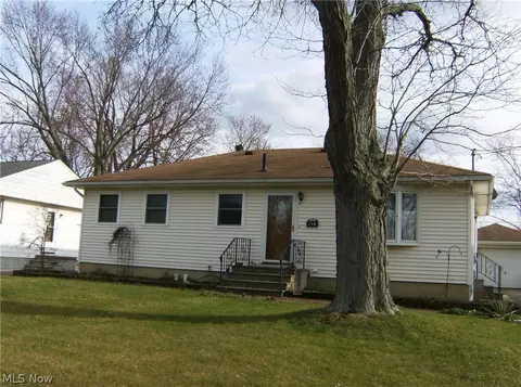 119 Preston St, Elyria, OH 44035 photo 3