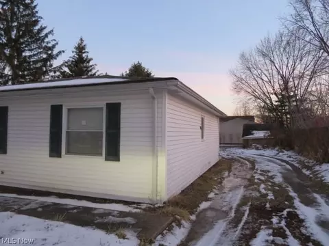9948 Green Dr, Windham, OH 44288 photo 2
