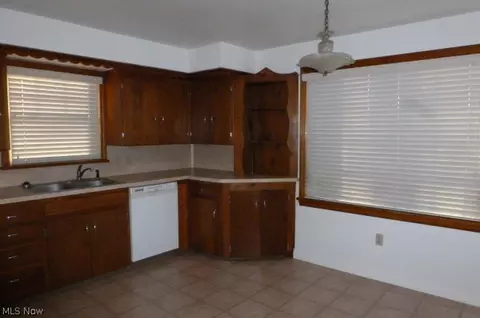 318 Center St, Struthers, OH 44471 photo 6