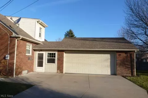 318 Center St, Struthers, OH 44471 photo 3
